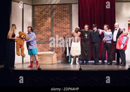 CLARA MORGANE, CLEMENT NASLIN, PHILOU, VINCENT PIGUET, ARNAUD CASSAND, JEREMY MALAVEAU, JACQUES COURTES, CHRISTOPHE CANARD - - FILAGE DE LA STÜCK 'LADIES NIGHT' DIE VOLLE MONTY EN INTEGRALE. Foto von Nasser Berzane/ABACAPRESS.COM Stockfoto