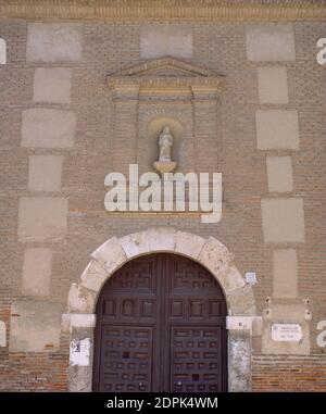 AUSSEN- PUERTA DE ENTRADA Y HORNACINA CON LA IMAGEN DE SANTA LUCIA - S XVII - FOTO AÑOS 2000. ORT: ERMITA DE SANTA LUCIA. Alcalá de Henares. MADRID. SPANIEN. Stockfoto