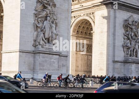 AVANT LA COP21 ET POUR LA JOURNEE MONDIALE SANS VOITURES - QUELQUES CYCLISTES TOURNENT DANS LA CIRCULATION AUTOUR DE L'ARC DE TRIOMPHE POUR DENONCER LES POLITIQUES QUI TOURNENT EN ROND ET NE S'ENGAGENT PAS EFFICACEMENT CONTRE LA POLLUTIONS ET EN FAVEUR DU CLIMAT Foto von Nasser Berzane/ABACAPRESS.COM Stockfoto