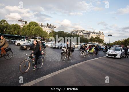 AVANT LA COP21 ET POUR LA JOURNEE MONDIALE SANS VOITURES - QUELQUES CYCLISTES TOURNENT DANS LA CIRCULATION AUTOUR DE L'ARC DE TRIOMPHE POUR DENONCER LES POLITIQUES QUI TOURNENT EN ROND ET NE S'ENGAGENT PAS EFFICACEMENT CONTRE LA POLLUTIONS ET EN FAVEUR DU CLIMAT Foto von Nasser Berzane/ABACAPRESS.COM Stockfoto