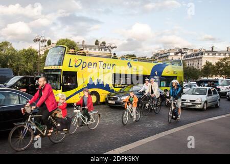 AVANT LA COP21 ET POUR LA JOURNEE MONDIALE SANS VOITURES - QUELQUES CYCLISTES TOURNENT DANS LA CIRCULATION AUTOUR DE L'ARC DE TRIOMPHE POUR DENONCER LES POLITIQUES QUI TOURNENT EN ROND ET NE S'ENGAGENT PAS EFFICACEMENT CONTRE LA POLLUTIONS ET EN FAVEUR DU CLIMAT Foto von Nasser Berzane/ABACAPRESS.COM Stockfoto