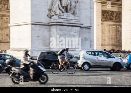 AVANT LA COP21 ET POUR LA JOURNEE MONDIALE SANS VOITURES - QUELQUES CYCLISTES TOURNENT DANS LA CIRCULATION AUTOUR DE L'ARC DE TRIOMPHE POUR DENONCER LES POLITIQUES QUI TOURNENT EN ROND ET NE S'ENGAGENT PAS EFFICACEMENT CONTRE LA POLLUTIONS ET EN FAVEUR DU CLIMAT Foto von Nasser Berzane/ABACAPRESS.COM Stockfoto