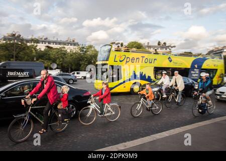 AVANT LA COP21 ET POUR LA JOURNEE MONDIALE SANS VOITURES - QUELQUES CYCLISTES TOURNENT DANS LA CIRCULATION AUTOUR DE L'ARC DE TRIOMPHE POUR DENONCER LES POLITIQUES QUI TOURNENT EN ROND ET NE S'ENGAGENT PAS EFFICACEMENT CONTRE LA POLLUTIONS ET EN FAVEUR DU CLIMAT Foto von Nasser Berzane/ABACAPRESS.COM Stockfoto