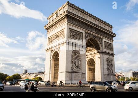 AVANT LA COP21 ET POUR LA JOURNEE MONDIALE SANS VOITURES - QUELQUES CYCLISTES TOURNENT DANS LA CIRCULATION AUTOUR DE L'ARC DE TRIOMPHE POUR DENONCER LES POLITIQUES QUI TOURNENT EN ROND ET NE S'ENGAGENT PAS EFFICACEMENT CONTRE LA POLLUTIONS ET EN FAVEUR DU CLIMAT Foto von Nasser Berzane/ABACAPRESS.COM Stockfoto