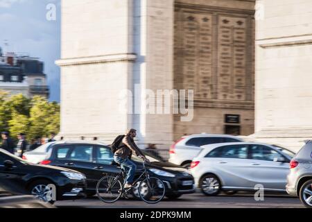 AVANT LA COP21 ET POUR LA JOURNEE MONDIALE SANS VOITURES - QUELQUES CYCLISTES TOURNENT DANS LA CIRCULATION AUTOUR DE L'ARC DE TRIOMPHE POUR DENONCER LES POLITIQUES QUI TOURNENT EN ROND ET NE S'ENGAGENT PAS EFFICACEMENT CONTRE LA POLLUTIONS ET EN FAVEUR DU CLIMAT Foto von Nasser Berzane/ABACAPRESS.COM Stockfoto