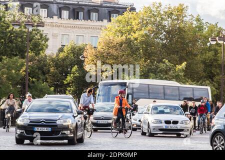 AVANT LA COP21 ET POUR LA JOURNEE MONDIALE SANS VOITURES - QUELQUES CYCLISTES TOURNENT DANS LA CIRCULATION AUTOUR DE L'ARC DE TRIOMPHE POUR DENONCER LES POLITIQUES QUI TOURNENT EN ROND ET NE S'ENGAGENT PAS EFFICACEMENT CONTRE LA POLLUTIONS ET EN FAVEUR DU CLIMAT Foto von Nasser Berzane/ABACAPRESS.COM Stockfoto