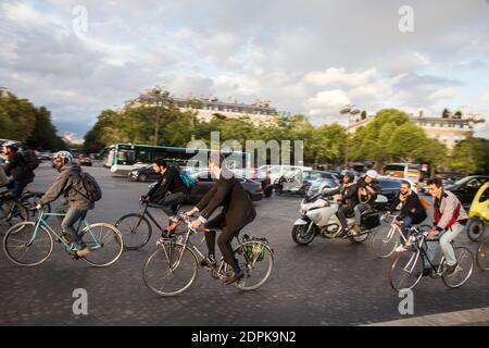 AVANT LA COP21 ET POUR LA JOURNEE MONDIALE SANS VOITURES - QUELQUES CYCLISTES TOURNENT DANS LA CIRCULATION AUTOUR DE L'ARC DE TRIOMPHE POUR DENONCER LES POLITIQUES QUI TOURNENT EN ROND ET NE S'ENGAGENT PAS EFFICACEMENT CONTRE LA POLLUTIONS ET EN FAVEUR DU CLIMAT Foto von Nasser Berzane/ABACAPRESS.COM Stockfoto