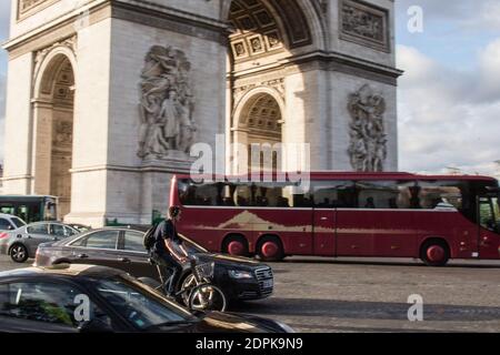 AVANT LA COP21 ET POUR LA JOURNEE MONDIALE SANS VOITURES - QUELQUES CYCLISTES TOURNENT DANS LA CIRCULATION AUTOUR DE L'ARC DE TRIOMPHE POUR DENONCER LES POLITIQUES QUI TOURNENT EN ROND ET NE S'ENGAGENT PAS EFFICACEMENT CONTRE LA POLLUTIONS ET EN FAVEUR DU CLIMAT Foto von Nasser Berzane/ABACAPRESS.COM Stockfoto