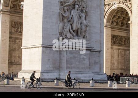 AVANT LA COP21 ET POUR LA JOURNEE MONDIALE SANS VOITURES - QUELQUES CYCLISTES TOURNENT DANS LA CIRCULATION AUTOUR DE L'ARC DE TRIOMPHE POUR DENONCER LES POLITIQUES QUI TOURNENT EN ROND ET NE S'ENGAGENT PAS EFFICACEMENT CONTRE LA POLLUTIONS ET EN FAVEUR DU CLIMAT Foto von Nasser Berzane/ABACAPRESS.COM Stockfoto