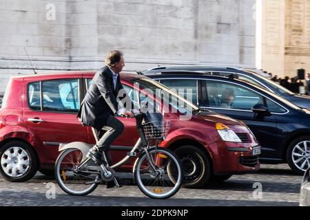 AVANT LA COP21 ET POUR LA JOURNEE MONDIALE SANS VOITURES - QUELQUES CYCLISTES TOURNENT DANS LA CIRCULATION AUTOUR DE L'ARC DE TRIOMPHE POUR DENONCER LES POLITIQUES QUI TOURNENT EN ROND ET NE S'ENGAGENT PAS EFFICACEMENT CONTRE LA POLLUTIONS ET EN FAVEUR DU CLIMAT Foto von Nasser Berzane/ABACAPRESS.COM Stockfoto