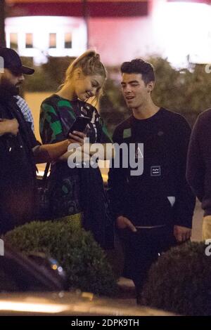 GIGI HADID ET JOE JONAS DINENT AU RESTAURANT 'LE RELAIS DE VENISE', PARIS, FRANKREICH FOTO VON NASSER BERZANE/ABACAPRESS.COM Stockfoto