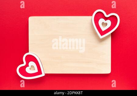 Valentinstag Komposition. Holzrahmen Mockup mit valentine Dekorationen Stockfoto