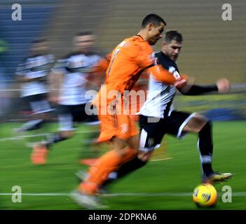 Parma, Italien. Dezember 2020. Cristiano Ronaldo (L) des FC Juventus bricht bei einem Fußballspiel der Serie A zwischen Parma und dem FC Juventus in Parma, Italien, am 19. Dezember 2020 durch. Quelle: Alberto Lingria/Xinhua/Alamy Live News Stockfoto