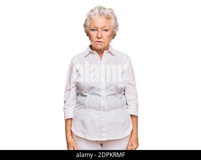 Ältere grauhaarige Frau trägt Freizeitkleidung depressiv und sorgen für Not, Weinen wütend und Angst. Trauriger Ausdruck. Stockfoto