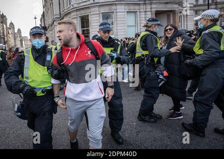 London, Großbritannien. Dezember 2020. Coronavirus: Anti-Lockdown ‘vereinigt euch im Kampf’ Protest, organisiert von der Verschwörungsgruppe Stand Up X. Polizeikampf, um Aktivisten von mehreren hundert Anti-Lockdown-Demonstranten in einer Demonstration zu verhaften, die nur wenige Stunden vor Premierminister Boris Johnson eine Erhöhung der Tier-4-Maßnahmen in London und im Südosten des Landes ankündigte. Mehrere Verhaftungen werden von der MET-Polizei vorgenommen. Kredit: Guy Corbishley/Alamy Live Nachrichten Stockfoto