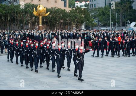 Macau, China. Dezember 2020. Am 20. Dezember 2020 findet auf dem Golden Lotus Square in Macao, Südchina, eine Fahnenraising-Zeremonie zum 21. Jahrestag der Rückkehr Macaos ins Mutterland statt. Kredit: Cheong Kam Ka/Xinhua/Alamy Live Nachrichten Stockfoto