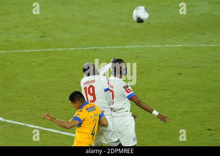 Orlando, Florida, USA Tigres UANL und CD Olimpia Spieler kämpfen während des CONCACAF Semi Finals um den Header. (Foto: Marty Jean-Louis/Alamy Live News Stockfoto