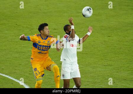 Orlando, Florida, USA, Tigres UANL und CD Olimpia Spieler kämpfen während des CONCACAF Semi Finals um den Header. (Foto: Marty Jean-Louis/Alamy Live News Stockfoto