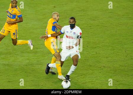 Orlando, Florida, USA Tigres UANL und CD Olimpia Spieler kämpfen während des CONCACAF Halbfinales um den Ball. (Foto: Marty Jean-Louis/Alamy Live News Stockfoto