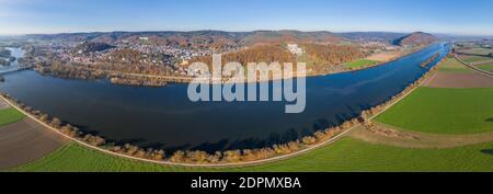 Bild einer Luftaufnahme mit einer Drohne der Walhalla Gebäude in der antiken griechischen Architektur als Denkmal für Wichtige Personen der deutschen Sprache Stockfoto