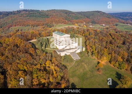 Bild einer Luftaufnahme mit einer Drohne der Walhalla Gebäude in der antiken griechischen Architektur als Denkmal für Wichtige Personen der deutschen Sprache Stockfoto