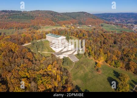 Bild einer Luftaufnahme mit einer Drohne der Walhalla Gebäude in der antiken griechischen Architektur als Denkmal für Wichtige Personen der deutschen Sprache Stockfoto