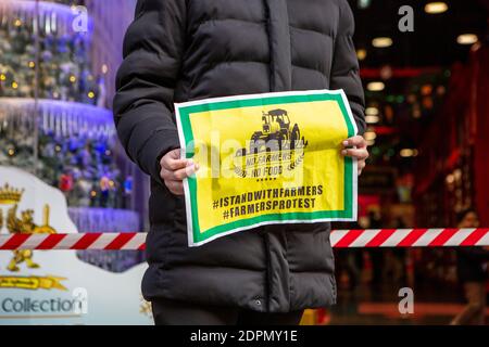 London, Großbritannien. Dezember 2020. Ein Protestler mit einem Plakat mit der Aufschrift "No Farmers No Food" während der Demonstration.Indische Gemeinschaft protestiert vor Hamleys Toys Store in der Regent Street in Solidarität mit Demonstranten in indischen Kampagnen gegen die neuen Agrargesetze, die kürzlich von Premierminister Narendra Modi eingeführt wurden. Kredit: SOPA Images Limited/Alamy Live Nachrichten Stockfoto