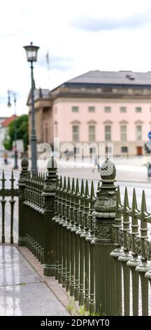 Historischer Zaun Am Reiterdenkmal Des Alten Fritz Unter Den Linden In Berlin Stockfoto