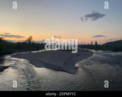 Die North Fork des Flathead River in Montana in der Abenddämmerung. Stockfoto