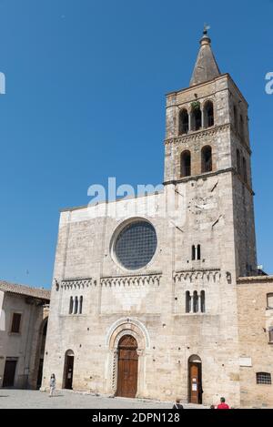bevagna, italien august 13 2020:Pfarrkirche von San Michele Arcangelo in Das Zentrum von Bevagna Stockfoto