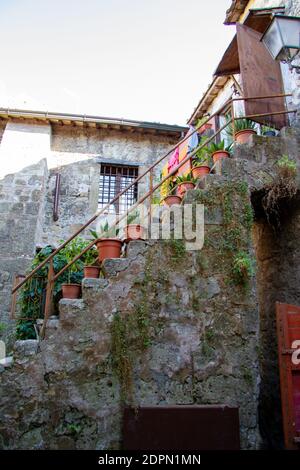 Stadt Calcata vechhia in italien an einem sonnigen Tag aufgenommen Stockfoto