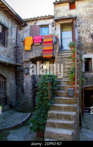 Stadt Calcata vechhia in italien an einem sonnigen Tag aufgenommen Stockfoto