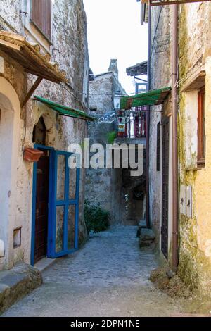 Stadt Calcata vechhia in italien an einem sonnigen Tag aufgenommen Stockfoto