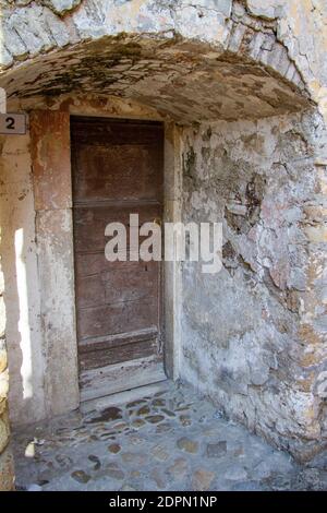 Stadt Calcata vechhia in italien an einem sonnigen Tag aufgenommen Stockfoto