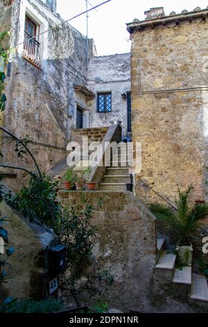 Stadt Calcata vechhia in italien an einem sonnigen Tag aufgenommen Stockfoto