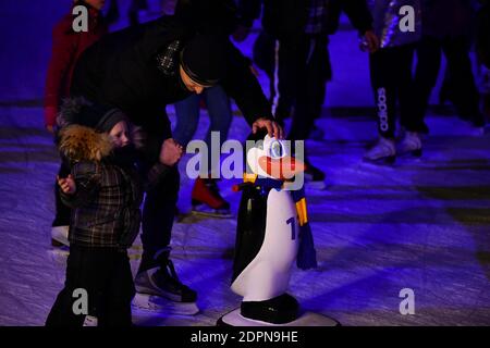 Besucher des öffentlichen Raums der Schokoladenfabrik Roshen Schlittschuh auf einer Eisbahn. Weihnachtsunterhaltung in Kiew. Stockfoto