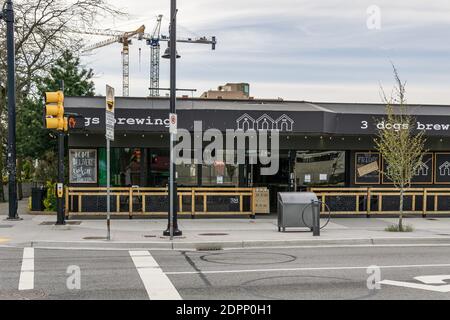 WHITE ROCK, KANADA - 13. APRIL 2020: City Street mit Restaurant im Stadtzentrum. Stockfoto