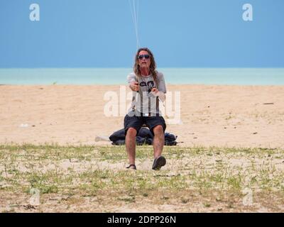 Der britische Quad-Kite-Flieger Tom Greenfield fliegt im August 2019 auf dem Kelantan International Kite Festival in Kelantan, Malaysia, 8 Quad-Drachen. Stockfoto