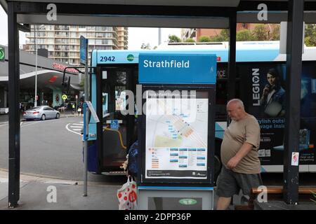 Bushaltestelle am Strathfield Square neben der Strathfield Station, Sydney, NSW, Australien Stockfoto