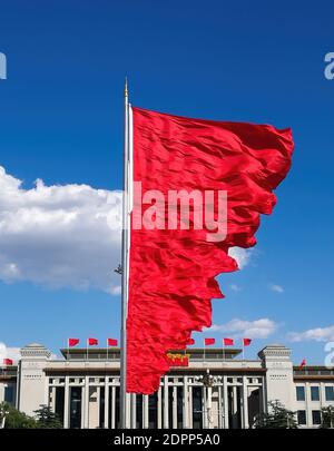 Mit roten Fahnen auf dem Platz des Himmlischen Friedens, das Gebäude im Hintergrund ist China National Museum Stockfoto