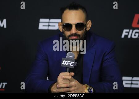 Las Vegas, Nevada, Las Vegas, NV, USA. Dezember 2020. Las Vegas, NV - Dezember 19: Michel Pereira interagiert mit Medien nach der UFC Vegas 17 Veranstaltung bei UFC Apex am 19. Dezember 2020 in Las Vegas, Nevada, USA. Quelle: Diego Ribas/PX Imagens/ZUMA Wire/Alamy Live News Stockfoto