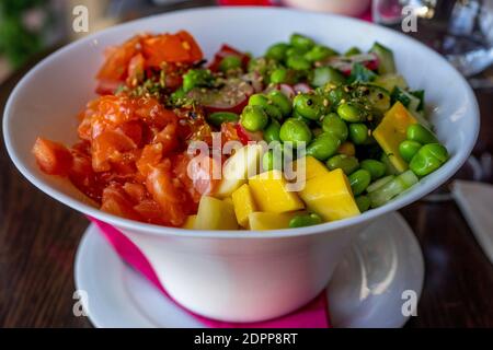 Lachs mit Avocado und Mango, Algen, eingelegten Karotten, Gurke. Nahaufnahme Stockfoto
