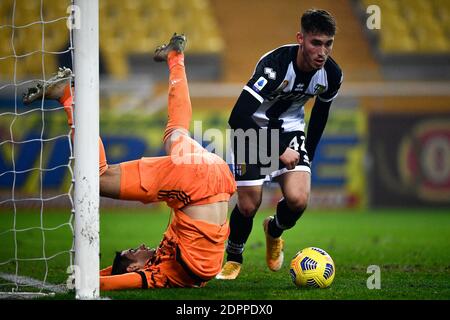 Parma, Italien. Dezember 2020. PARMA, ITALIEN - 19. Dezember 2020: Alvaro Morata (L) von Juventus FC fällt während des Fußballspiels Serie A zwischen Parma Calcio und Juventus FC. FC Juventus gewann 4-0 gegen Parma Calcio. (Foto von Nicolò Campo/Sipa USA) Quelle: SIPA USA/Alamy Live News Stockfoto