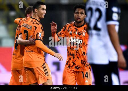 Parma, Italien. Dezember 2020. PARMA, ITALIEN - 19. Dezember 2020: Cristiano Ronaldo von Juventus FC feiert mit seinen Teamkollegen ein Tor während der Serie A Fußballspiel zwischen Parma Calcio und Juventus FC erzielt. FC Juventus gewann 4-0 gegen Parma Calcio. (Foto von Nicolò Campo/Sipa USA) Quelle: SIPA USA/Alamy Live News Stockfoto