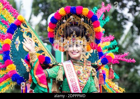 Die Teilnehmer des Jember Fashion Carnaval Stockfoto