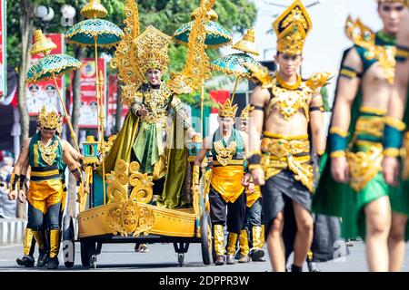 Die Teilnehmer des Jember Fashion Carnaval Stockfoto