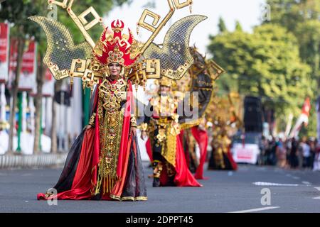 Die Teilnehmer des Jember Fashion Carnaval Stockfoto