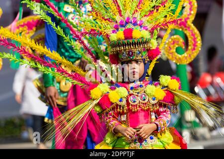 Die Teilnehmer des Jember Fashion Carnaval Stockfoto