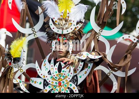 Die Teilnehmer des Jember Fashion Carnaval Stockfoto