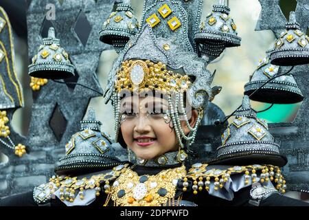 Die Teilnehmer des Jember Fashion Carnaval Stockfoto